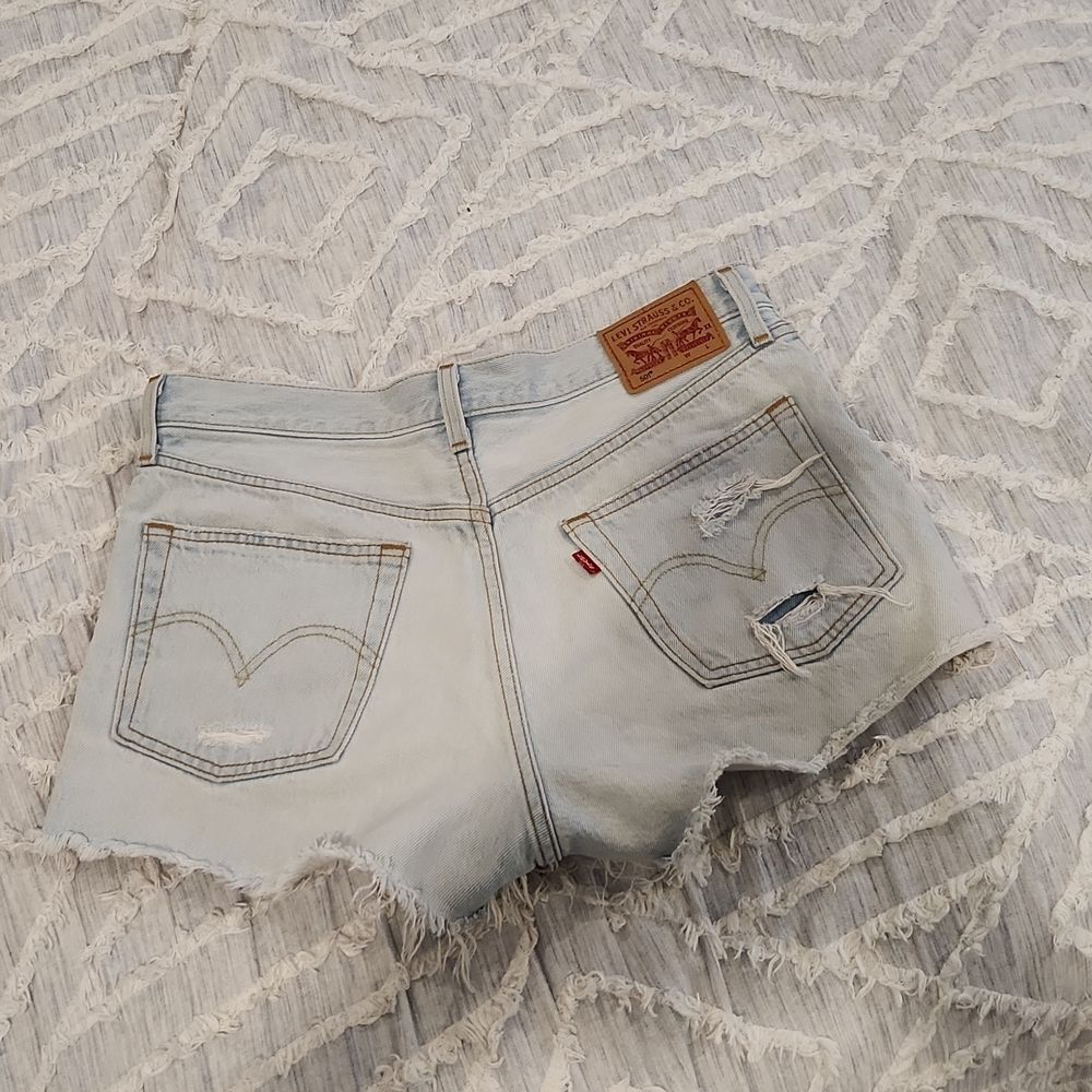 Light wash, button fly high waist Levi's jean shorts size 28! - Picture 7 of 13